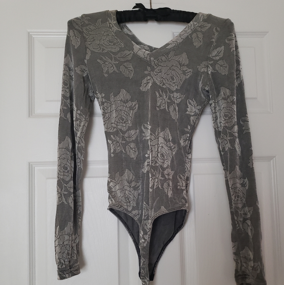 Long sleeve v neckline bodysuit thong